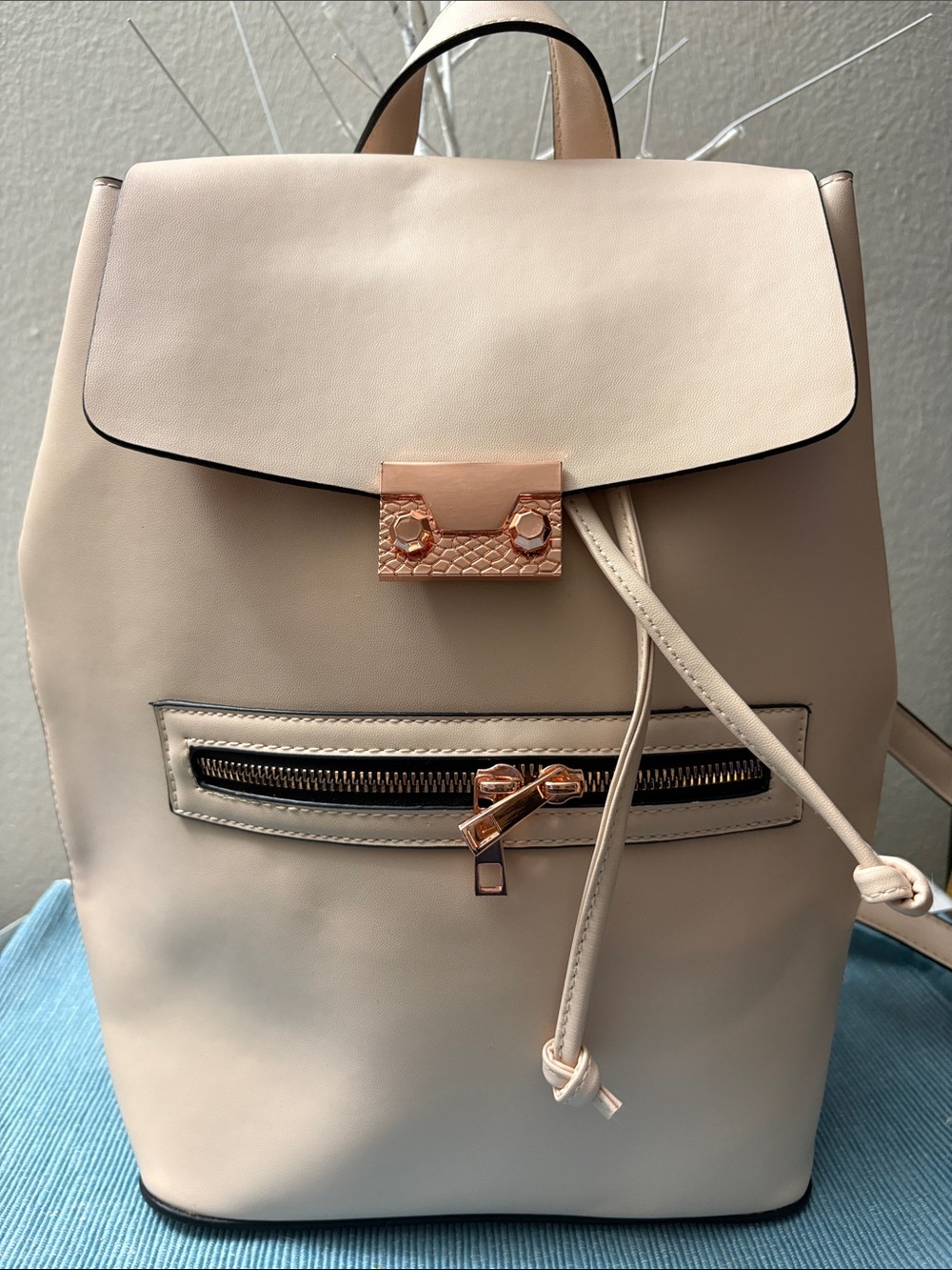 Cream Leatherette Backpack with Rose Gold Hardware. NWOT🌸